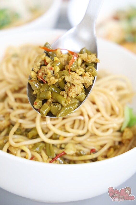 【台南美食】左下餃！隱藏在住宅區內的水餃專賣店，獨特的椒麻酸豆水餃有特色，紅油炒手更是激推~ - 熱血玩台南。跳躍新世界