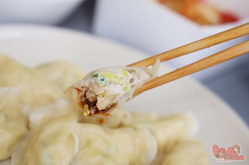 【台南美食】左下餃！隱藏在住宅區內的水餃專賣店，獨特的椒麻酸豆水餃有特色，紅油炒手更是激推~ - 熱血玩台南。跳躍新世界