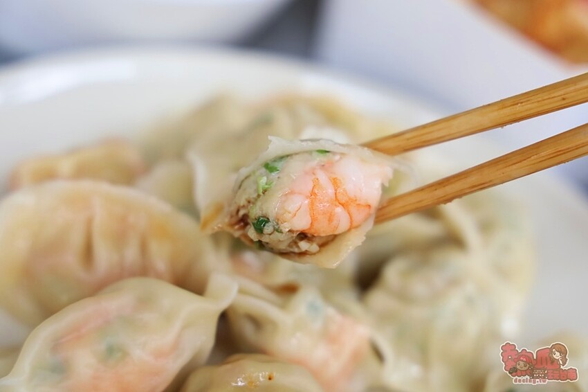 【台南美食】左下餃！隱藏在住宅區內的水餃專賣店，獨特的椒麻酸豆水餃有特色，紅油炒手更是激推~ - 熱血玩台南。跳躍新世界