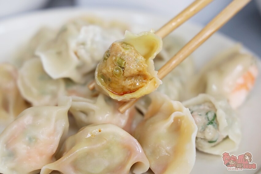 【台南美食】左下餃！隱藏在住宅區內的水餃專賣店，獨特的椒麻酸豆水餃有特色，紅油炒手更是激推~ - 熱血玩台南。跳躍新世界