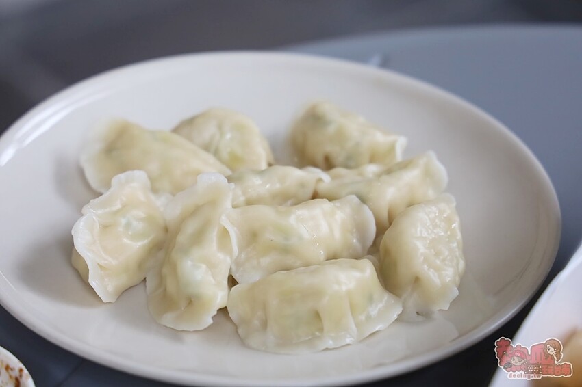 【台南美食】左下餃！隱藏在住宅區內的水餃專賣店，獨特的椒麻酸豆水餃有特色，紅油炒手更是激推~ - 熱血玩台南。跳躍新世界