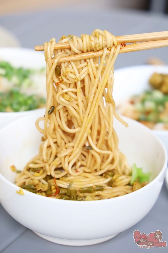 【台南美食】左下餃！隱藏在住宅區內的水餃專賣店，獨特的椒麻酸豆水餃有特色，紅油炒手更是激推~ - 熱血玩台南。跳躍新世界