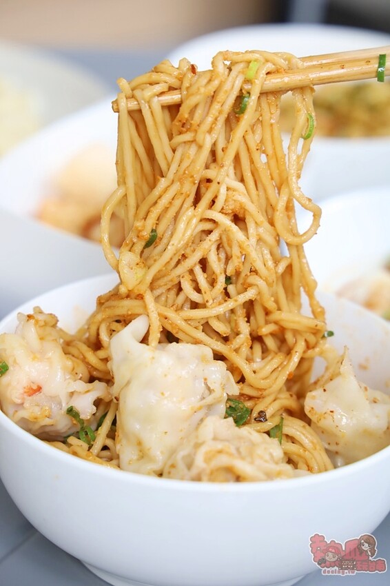 【台南美食】左下餃！隱藏在住宅區內的水餃專賣店，獨特的椒麻酸豆水餃有特色，紅油炒手更是激推~ - 熱血玩台南。跳躍新世界