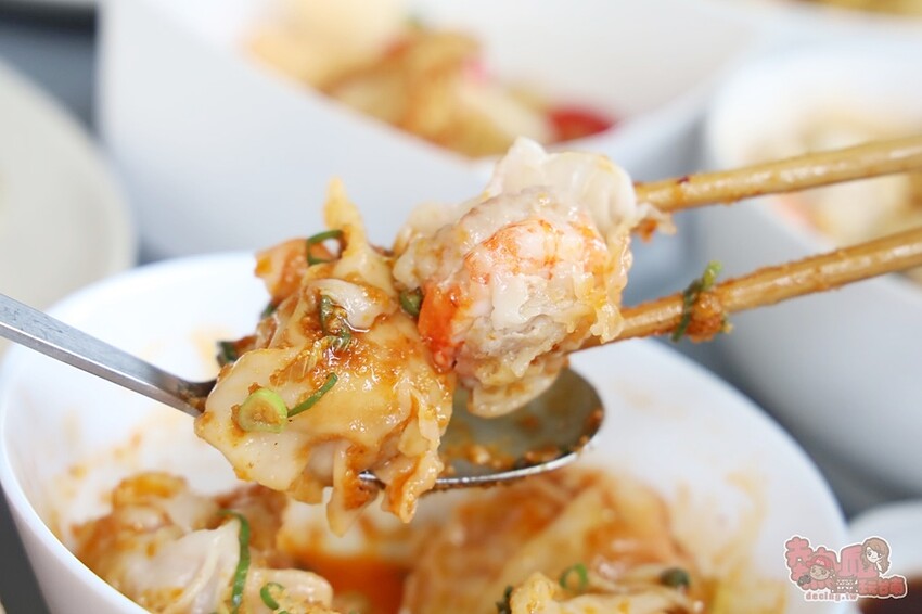 【台南美食】左下餃！隱藏在住宅區內的水餃專賣店，獨特的椒麻酸豆水餃有特色，紅油炒手更是激推~ - 熱血玩台南。跳躍新世界