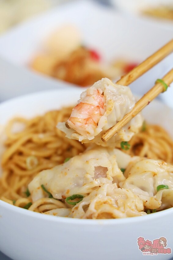 【台南美食】左下餃！隱藏在住宅區內的水餃專賣店，獨特的椒麻酸豆水餃有特色，紅油炒手更是激推~ - 熱血玩台南。跳躍新世界