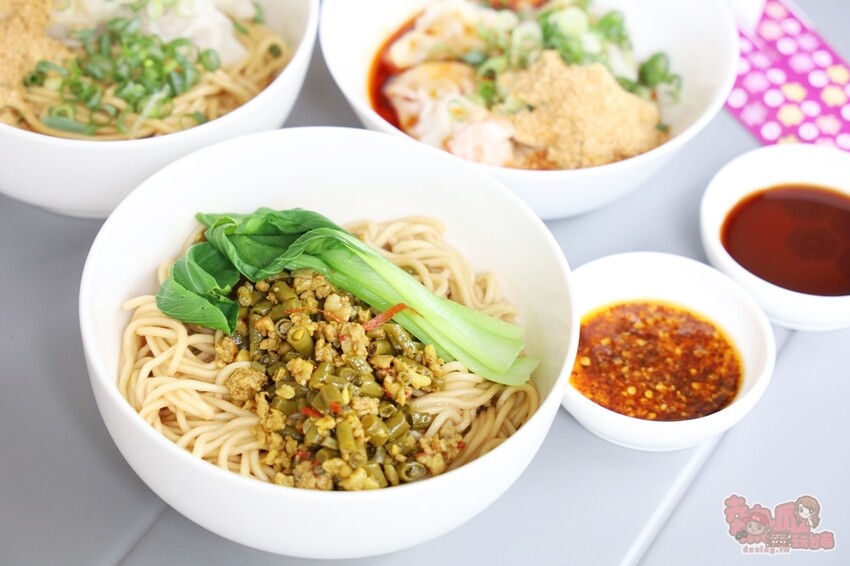 【台南美食】左下餃！隱藏在住宅區內的水餃專賣店，獨特的椒麻酸豆水餃有特色，紅油炒手更是激推~ - 熱血玩台南。跳躍新世界