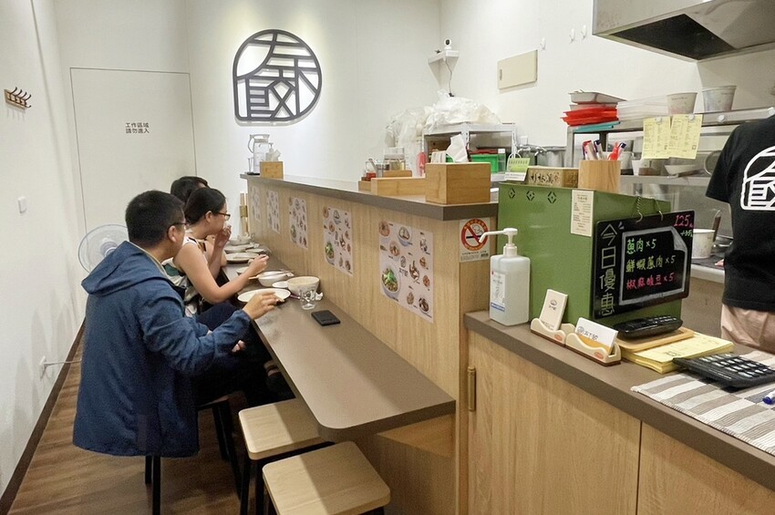 【台南美食】左下餃！隱藏在住宅區內的水餃專賣店，獨特的椒麻酸豆水餃有特色，紅油炒手更是激推~ - 熱血玩台南。跳躍新世界