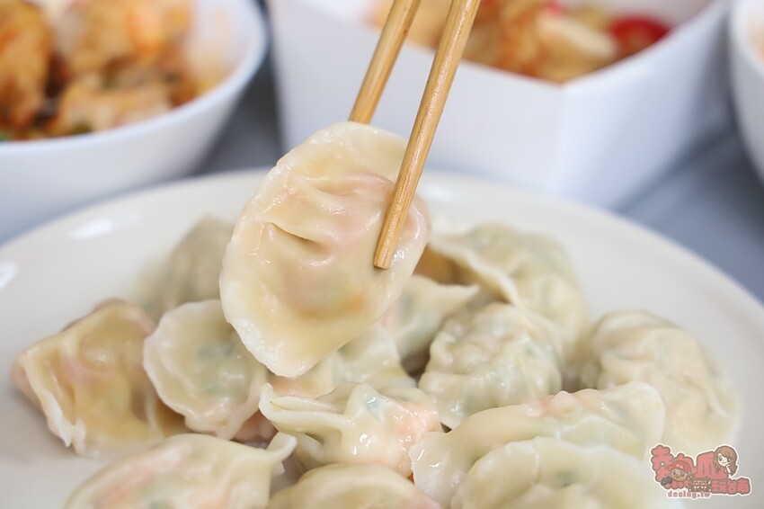 【台南美食】左下餃！隱藏在住宅區內的水餃專賣店，獨特的椒麻酸豆水餃有特色，紅油炒手更是激推~ - 熱血玩台南。跳躍新世界