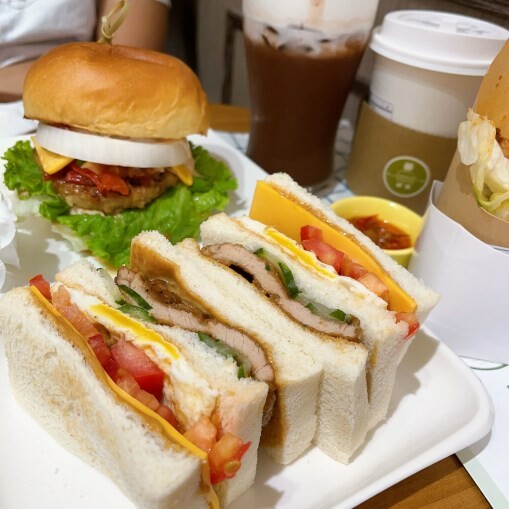 桃園平鎮早午餐推薦—晏朝食，超厚實餡料滿滿的起司豬排三明治和手打肉排漢堡吃過的人都讚不絕口