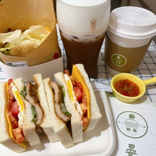 桃園平鎮早午餐推薦—晏朝食，超厚實餡料滿滿的起司豬排三明治和手打肉排漢堡吃過的人都讚不絕口