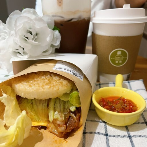 桃園平鎮早午餐推薦—晏朝食，超厚實餡料滿滿的起司豬排三明治和手打肉排漢堡吃過的人都讚不絕口