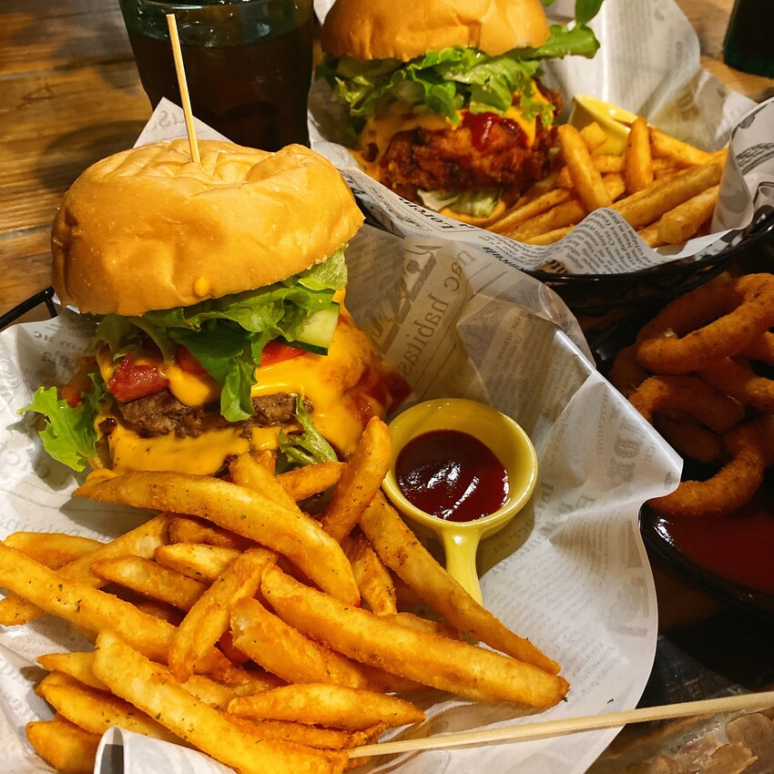 桃園平鎮早午餐推薦—晏朝食，超厚實餡料滿滿的起司豬排三明治和手打肉排漢堡吃過的人都讚不絕口