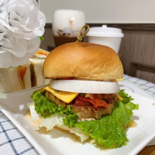 桃園平鎮早午餐推薦—晏朝食，超厚實餡料滿滿的起司豬排三明治和手打肉排漢堡吃過的人都讚不絕口