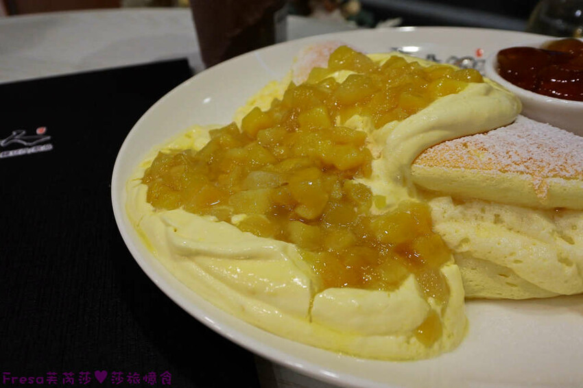 嘉義午茶【嘉義人綠豆沙 雲朵鬆餅】黃澄澄吸睛的芒果舒芙蕾鬆餅.招牌必點雙色綠豆紅豆沙│嘉義甜點│東區美食