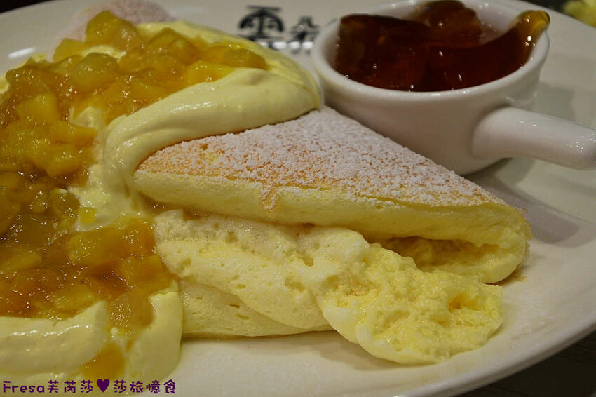 嘉義午茶【嘉義人綠豆沙 雲朵鬆餅】黃澄澄吸睛的芒果舒芙蕾鬆餅.招牌必點雙色綠豆紅豆沙│嘉義甜點│東區美食