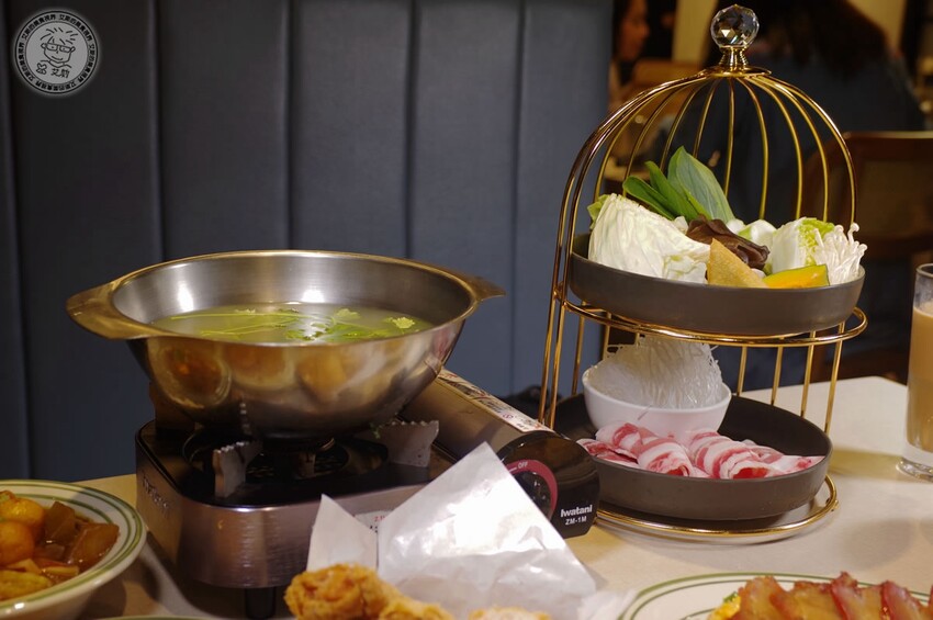 台北市南港區【 南港茶餐廳 】沒想到在台灣就能吃到香港老師傅的味道,1個人也可以吃到好吃的香港打邊爐,旺角牛肉香菜