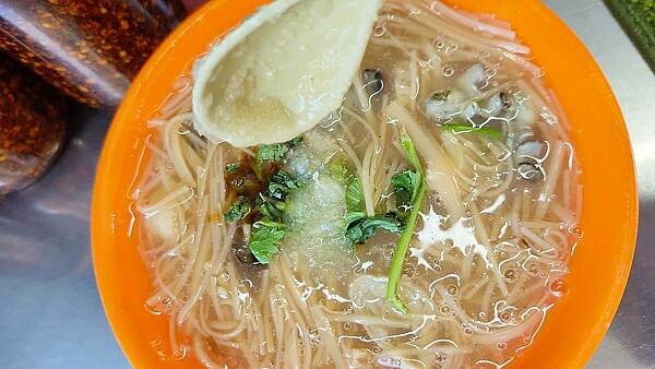 沒有店名沒有招牌！隱藏在公園旁巷弄裡的不起眼小吃店，卻有超強的實力。店內只賣１樣餐點，就讓大家讚不絕