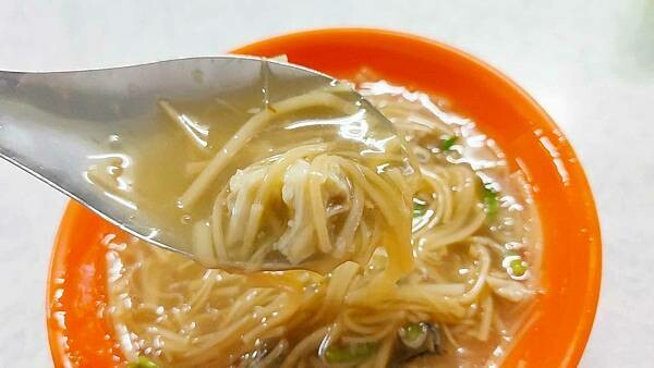 沒有店名沒有招牌！隱藏在公園旁巷弄裡的不起眼小吃店，卻有超強的實力。店內只賣１樣餐點，就讓大家讚不絕