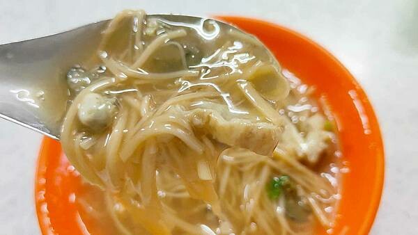 沒有店名沒有招牌！隱藏在公園旁巷弄裡的不起眼小吃店，卻有超強的實力。店內只賣１樣餐點，就讓大家讚不絕