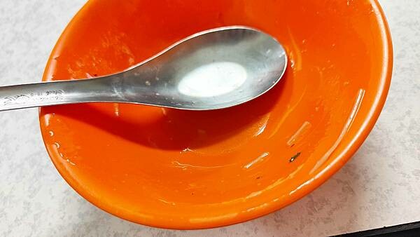 沒有店名沒有招牌！隱藏在公園旁巷弄裡的不起眼小吃店，卻有超強的實力。店內只賣１樣餐點，就讓大家讚不絕