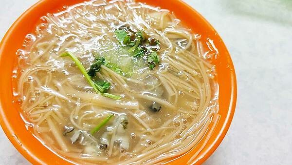 沒有店名沒有招牌！隱藏在公園旁巷弄裡的不起眼小吃店，卻有超強的實力。店內只賣１樣餐點，就讓大家讚不絕