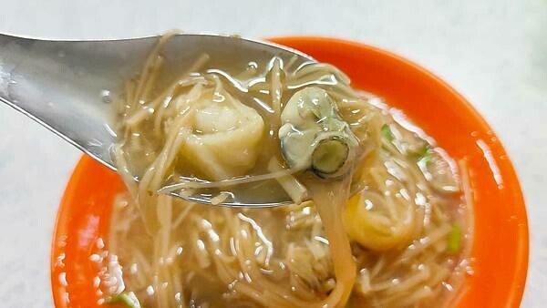 沒有店名沒有招牌！隱藏在公園旁巷弄裡的不起眼小吃店，卻有超強的實力。店內只賣１樣餐點，就讓大家讚不絕