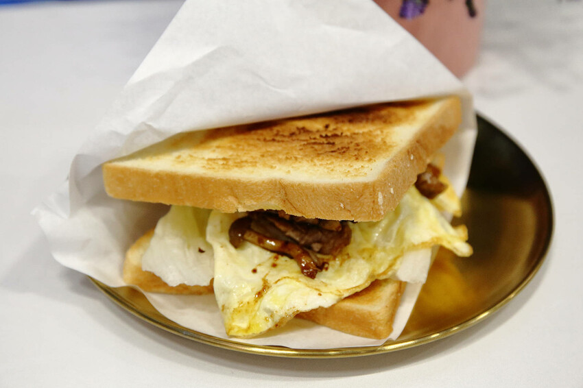 宜蘭美食早午餐這個超狂！碳個究竟早午晚餐浮誇系蛋餅多達34種