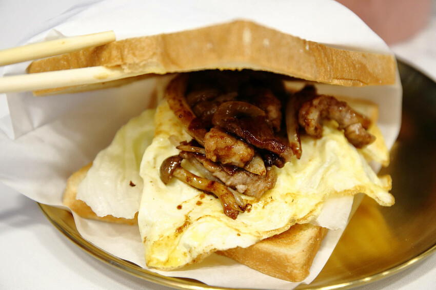 宜蘭美食早午餐這個超狂！碳個究竟早午晚餐浮誇系蛋餅多達34種