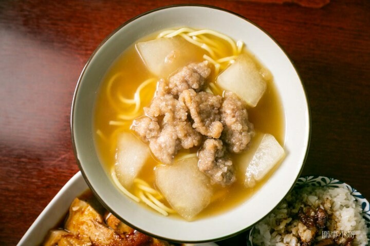 中壢南亞美食-月食堂，不起眼的小小店家竟然有著超好吃的招牌蹄膀！細火慢燉的懷舊手工排骨酥麵，更有超大碗的50元麻婆豆腐飯讓你吃好吃飽來啊～ @圍事小哥的幸福相框