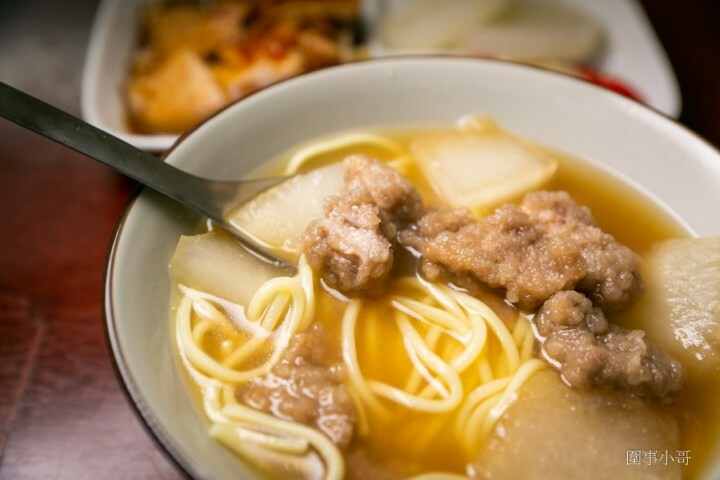 中壢南亞美食-月食堂，不起眼的小小店家竟然有著超好吃的招牌蹄膀！細火慢燉的懷舊手工排骨酥麵，更有超大碗的50元麻婆豆腐飯讓你吃好吃飽來啊～ @圍事小哥的幸福相框