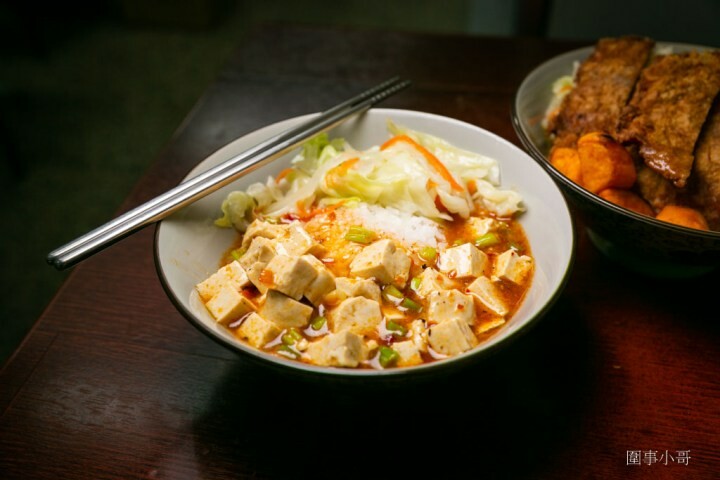 中壢南亞美食-月食堂，不起眼的小小店家竟然有著超好吃的招牌蹄膀！細火慢燉的懷舊手工排骨酥麵，更有超大碗的50元麻婆豆腐飯讓你吃好吃飽來啊～ @圍事小哥的幸福相框