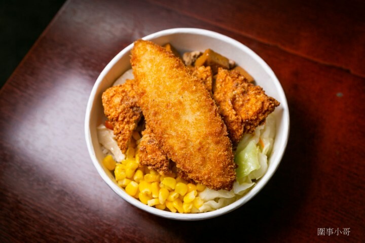 中壢南亞美食-月食堂，不起眼的小小店家竟然有著超好吃的招牌蹄膀！細火慢燉的懷舊手工排骨酥麵，更有超大碗的50元麻婆豆腐飯讓你吃好吃飽來啊～ @圍事小哥的幸福相框