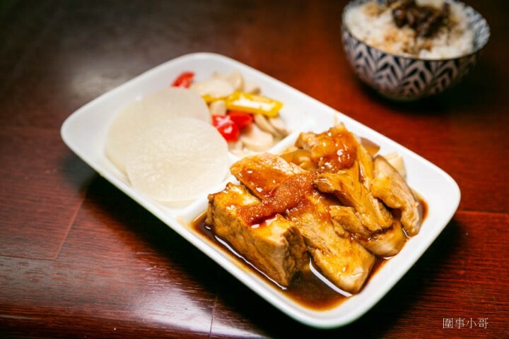 中壢南亞美食-月食堂，不起眼的小小店家竟然有著超好吃的招牌蹄膀！細火慢燉的懷舊手工排骨酥麵，更有超大碗的50元麻婆豆腐飯讓你吃好吃飽來啊～ @圍事小哥的幸福相框