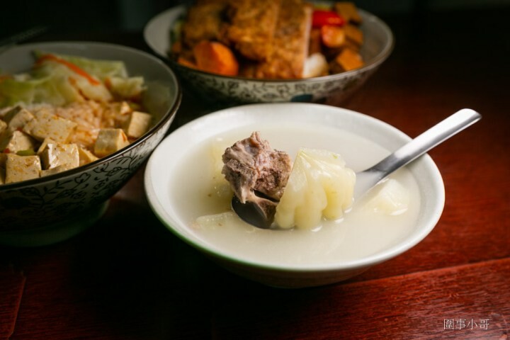 中壢南亞美食-月食堂，不起眼的小小店家竟然有著超好吃的招牌蹄膀！細火慢燉的懷舊手工排骨酥麵，更有超大碗的50元麻婆豆腐飯讓你吃好吃飽來啊～ @圍事小哥的幸福相框