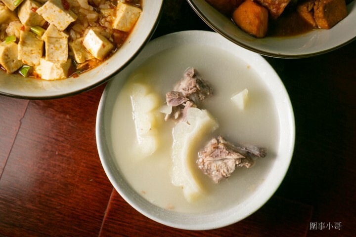 中壢南亞美食-月食堂，不起眼的小小店家竟然有著超好吃的招牌蹄膀！細火慢燉的懷舊手工排骨酥麵，更有超大碗的50元麻婆豆腐飯讓你吃好吃飽來啊～ @圍事小哥的幸福相框