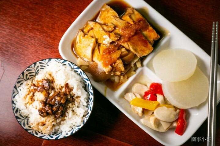 中壢南亞美食-月食堂，不起眼的小小店家竟然有著超好吃的招牌蹄膀！細火慢燉的懷舊手工排骨酥麵，更有超大碗的50元麻婆豆腐飯讓你吃好吃飽來啊～ @圍事小哥的幸福相框