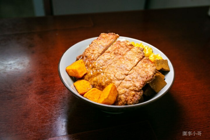 中壢南亞美食-月食堂，不起眼的小小店家竟然有著超好吃的招牌蹄膀！細火慢燉的懷舊手工排骨酥麵，更有超大碗的50元麻婆豆腐飯讓你吃好吃飽來啊～ @圍事小哥的幸福相框