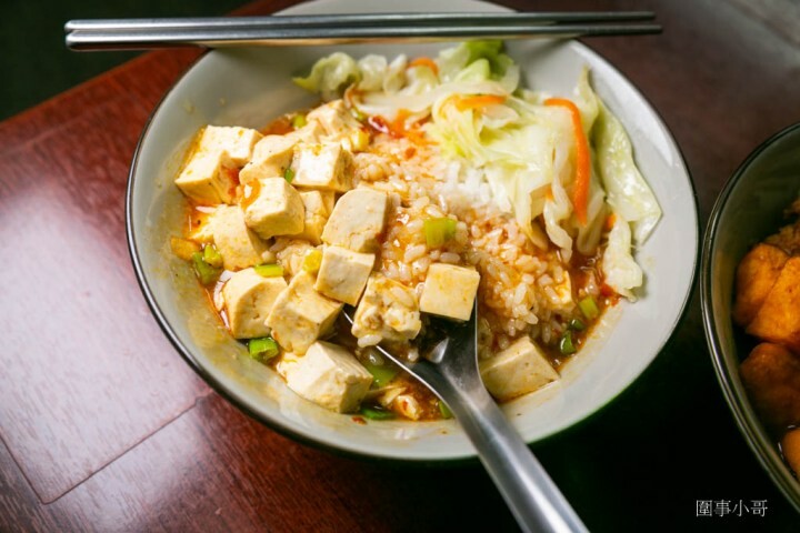 中壢南亞美食-月食堂，不起眼的小小店家竟然有著超好吃的招牌蹄膀！細火慢燉的懷舊手工排骨酥麵，更有超大碗的50元麻婆豆腐飯讓你吃好吃飽來啊～ @圍事小哥的幸福相框