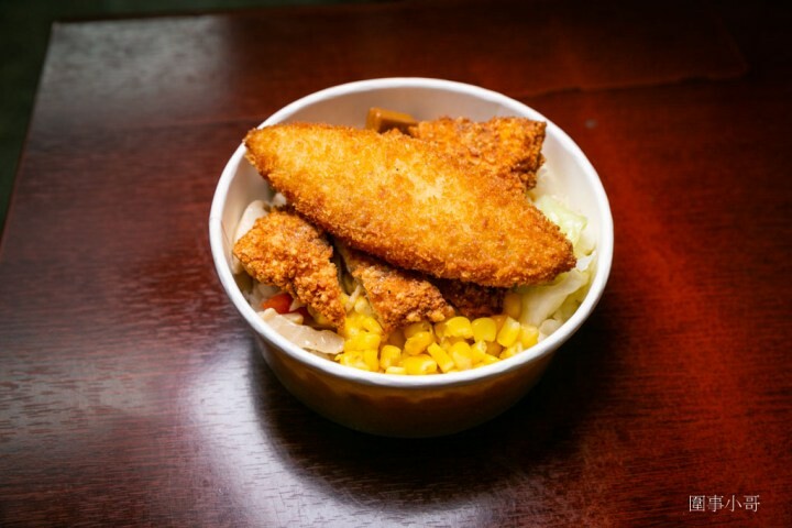 中壢南亞美食-月食堂，不起眼的小小店家竟然有著超好吃的招牌蹄膀！細火慢燉的懷舊手工排骨酥麵，更有超大碗的50元麻婆豆腐飯讓你吃好吃飽來啊～ @圍事小哥的幸福相框