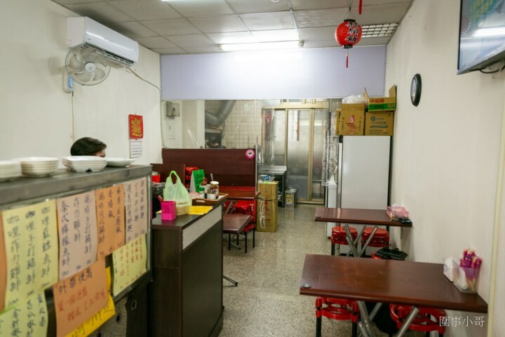 中壢南亞美食-月食堂，不起眼的小小店家竟然有著超好吃的招牌蹄膀！細火慢燉的懷舊手工排骨酥麵，更有超大碗的50元麻婆豆腐飯讓你吃好吃飽來啊～ @圍事小哥的幸福相框