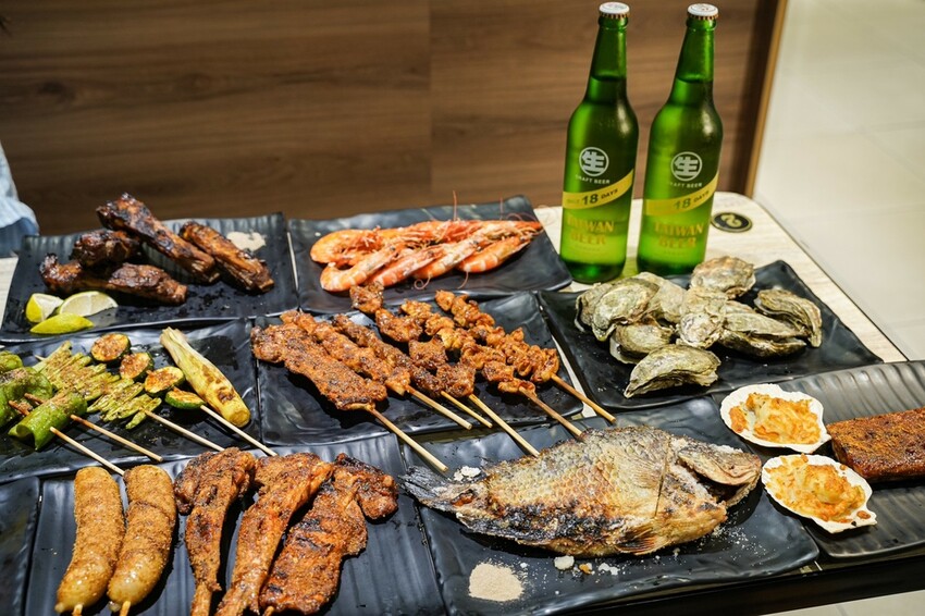 屏東美食｜海鮮燒烤種類多樣價格合理/雞湯免費喝/生啤酒暢飲/