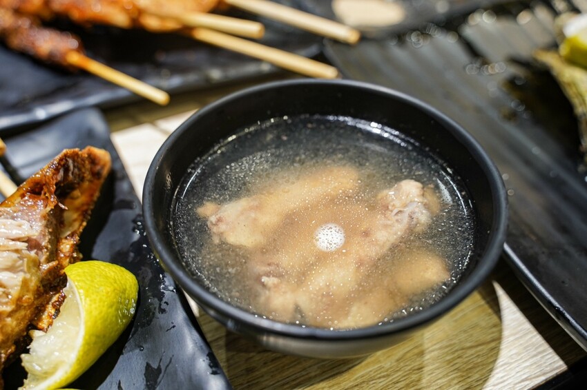 屏東美食｜海鮮燒烤種類多樣價格合理/雞湯免費喝/生啤酒暢飲/