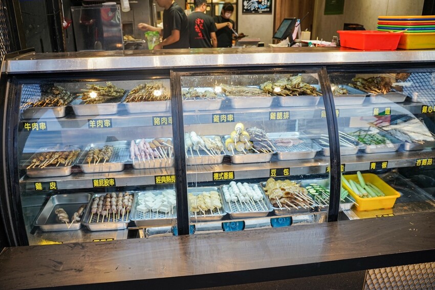 屏東美食｜海鮮燒烤種類多樣價格合理/雞湯免費喝/生啤酒暢飲/