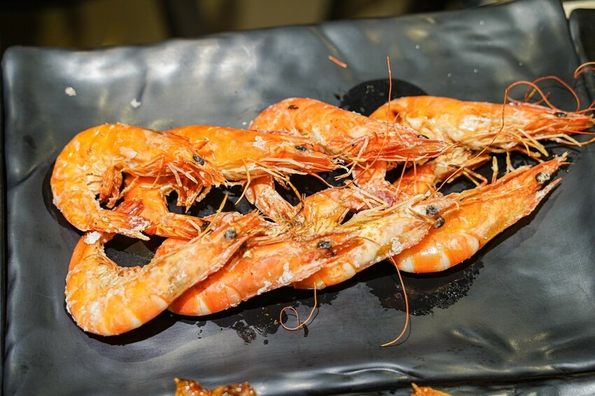 屏東美食｜海鮮燒烤種類多樣價格合理/雞湯免費喝/生啤酒暢飲/