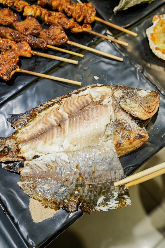 屏東美食｜海鮮燒烤種類多樣價格合理/雞湯免費喝/生啤酒暢飲/