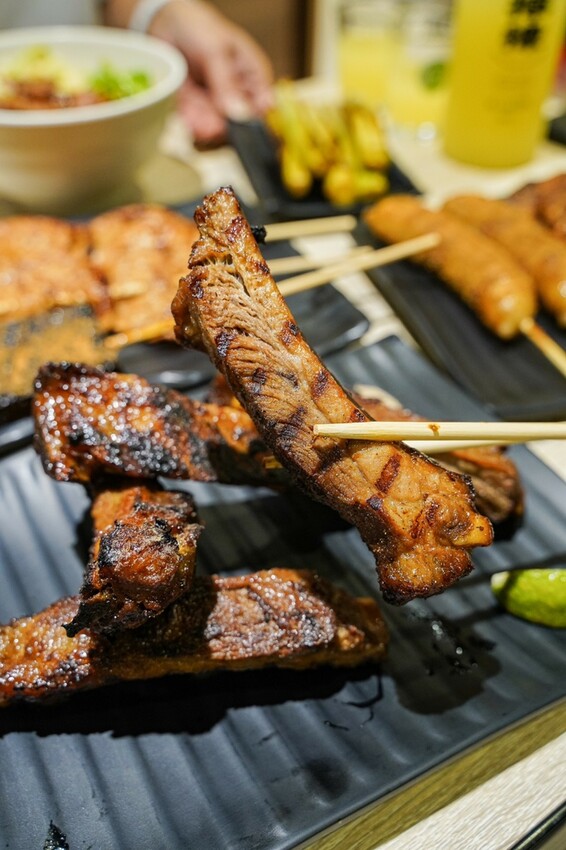 屏東美食｜海鮮燒烤種類多樣價格合理/雞湯免費喝/生啤酒暢飲/