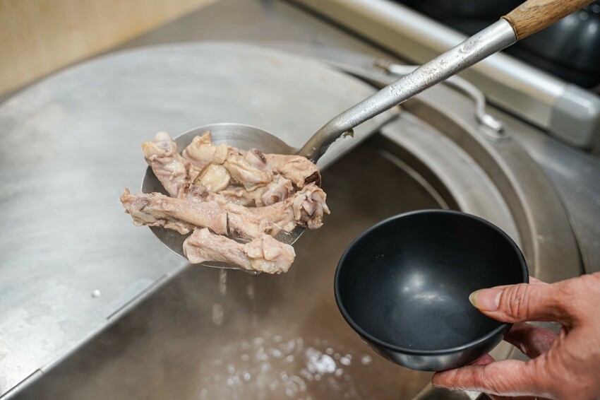 屏東美食｜海鮮燒烤種類多樣價格合理/雞湯免費喝/生啤酒暢飲/