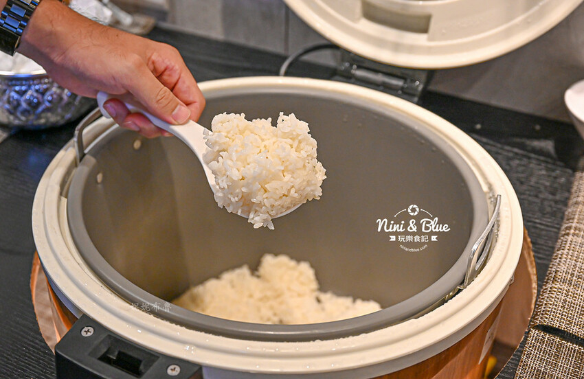 鍋泰山，台中大里美食推薦，泰式火鍋328元起野菜吃到飽、自助吧超豐盛 @Nini and Blue  玩樂食記