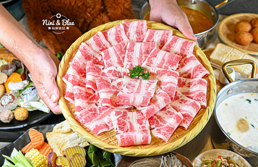 鍋泰山，台中大里美食推薦，泰式火鍋328元起野菜吃到飽、自助吧超豐盛 @Nini and Blue  玩樂食記