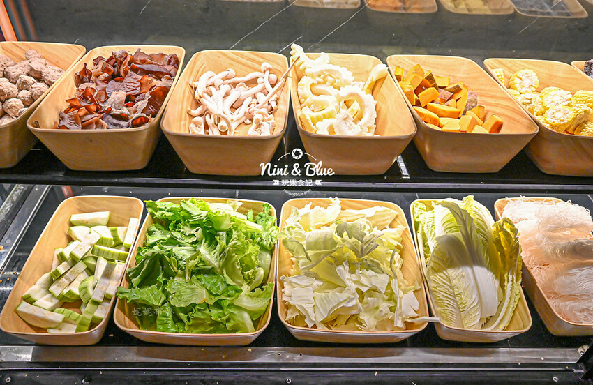鍋泰山，台中大里美食推薦，泰式火鍋328元起野菜吃到飽、自助吧超豐盛 @Nini and Blue  玩樂食記